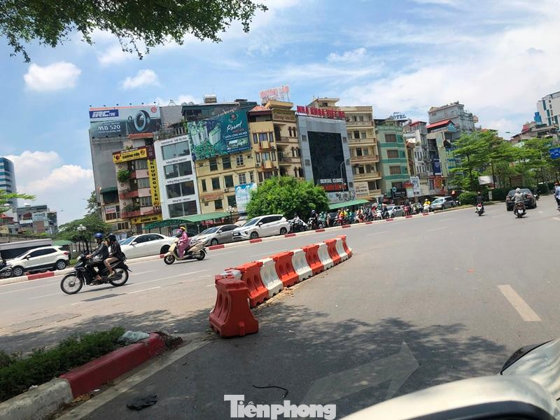 Dải phân cách chia tách các dòng phương tiện đi theo phương án phân luồng mới bị người đi xe máy xê dịch, bẻ cong để đi qua.