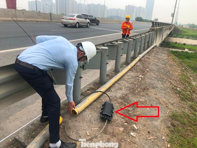 Đoạn bị đứt đã được nối lại thông qua một hộp đầu nối kỹ thuật (mũi tên đỏ)