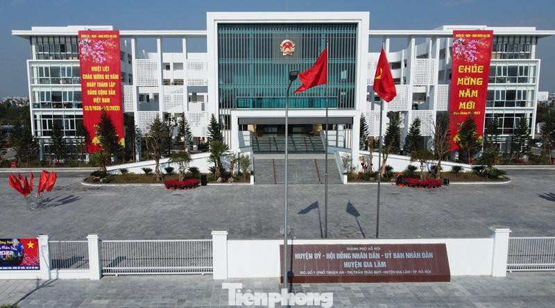 Mặt chính tòa nhà