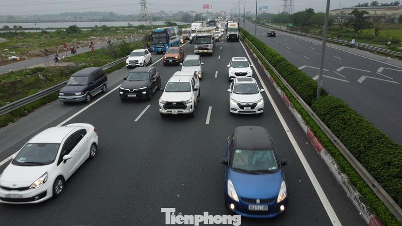 Lượng xe trên các tuyến cao tốc, đường quốc lộ hướng về Hà Nội tăng cao trong chiều nay.