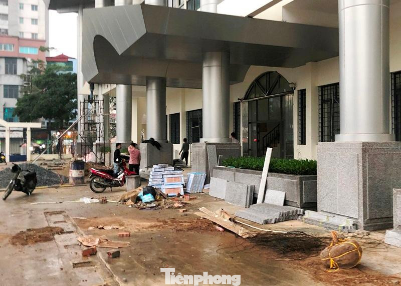 Bên ngoài, đơn vị đang tiến hành ốp đá lại các trụ cột, lát lại sân, bậc thềm lên xuống nhà thi đấu chính. Tuy nhiên, công việc vẫn ngổn ngang, khối lượng thi công còn lớn. Bên ngoài, đơn vị đang tiến hành ốp đá lại các trụ cột, lát lại sân, bậc thềm lên xuống nhà thi đấu chính. Tuy nhiên, công việc vẫn ngổn ngang, khối lượng thi công còn lớn.