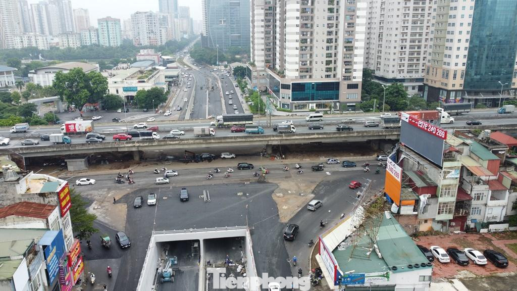 Cùng với thi công thông suốt hầm bên dưới, bên trên nút giao Vành đai 3 - Lê Văn Lương cũng đã được dỡ rào, hoàn trả mặt bằng để phương tiện qua lại thuận tiện. Cùng với thi công thông suốt hầm bên dưới, bên trên nút giao Vành đai 3 - Lê Văn Lương cũng đã được dỡ rào, hoàn trả mặt bằng để phương tiện qua lại thuận tiện.