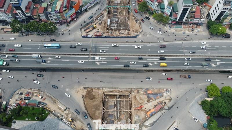 Hình hài hầm chui Lê Văn Lương đang được hoàn thiện sau hơn 1 năm khởi công. Dự án có mục tiêu hoàn thiện hạ tầng giao thông và xóa điểm đen ùn tắc giữa đường Lê Văn Lương - Tố Hữu và Vành đai 3.