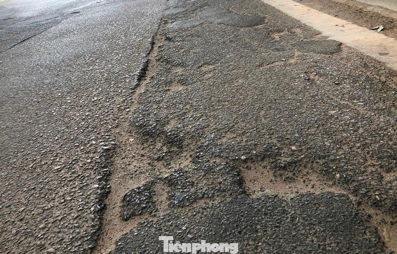 Ngoài trục đường từ Cầu Giấy đi Nhổn, hiện có hàng chục tuyến đường khác tại Hà Nội từng là công trường các dự án thi công nhưng hoàn trả mặt đường nham nhở, trong đó có đường Nguyễn Trãi - Trần Phú - Quang Trung (Hà Đông), đường Trường Chinh, đường Láng, đường Phạm Văn Đồng, đường Vũ Tông Phan, phố Thái Hà - Huỳnh Thúc Kháng...