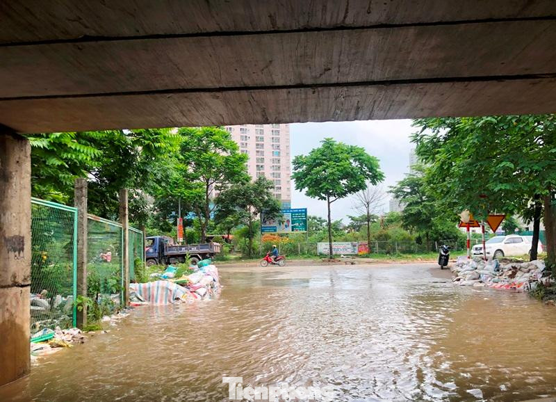 Một số hầm chui nước ngập sâu, phương tiện vẫn không dám qua lại.