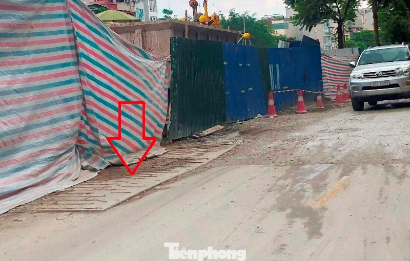 Tại một số đoạn, việc khắc phục những vị trí lún, nứt mặt đường là đậy những tấm sắt thi công lên trên, mặt những tấm sắt này còn nguyên các đinh gim thi công sắc nhọn (mũi tên đỏ).