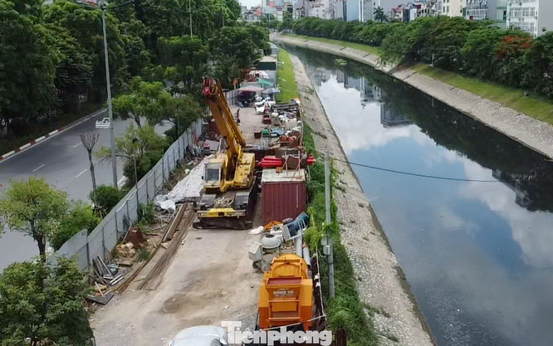 Sau khi kiểm tra, rà soát các đoạn bị rào vừa qua, đại diện Sở GTVT Hà Nội cho biết, hiện tuyến đường đi bộ dọc sông Tô Lịch đang rào nhiều đoạn để phục vụ thi công dự án xử lý nước thải Yên Xá có tổng mức đầu tư trên 13.000 tỷ đồng.