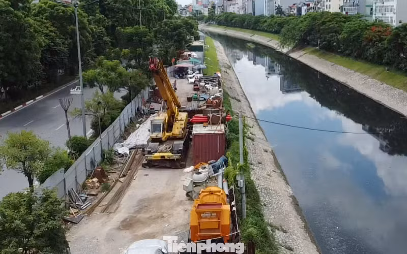 Sau khi kiểm tra, rà soát các đoạn bị rào vừa qua, đại diện Sở GTVT Hà Nội cho biết, hiện tuyến đường đi bộ dọc sông Tô Lịch đang rào nhiều đoạn để phục vụ thi công dự án xử lý nước thải Yên Xá có tổng mức đầu tư trên 13.000 tỷ đồng.