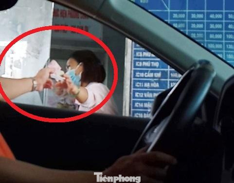 Thay vì đi thông qua trạm, sau đó hệ thống thu phí điện tử tự trừ tiền của chủ xe trong tài khoản, thì hàng ngày tất cả phương tiện đi qua trạm thu phí Nội Bài - Lào Cai vẫn phải dừng lại ít nhất 2 lần lấy vé, trả tiền mặt.