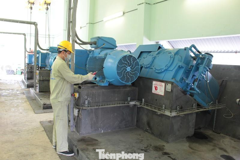 Với 4 tổ máy, công suất 12m3 nước/giây, trạm bơm Cổ Nhuế (phường Cổ Nhuế, quận Nam Từ Liêm) đã được đầu tư mới, đưa vào vận hành 2 năm nay. Hiện tại khu vực phía Tây Hà Nội đang có 3 trạm bơm tiêu úng là Cổ Nhuế, Đồng Bông 1, Đồng Bông 2, bơm nước ngập ra sông Nhuệ.