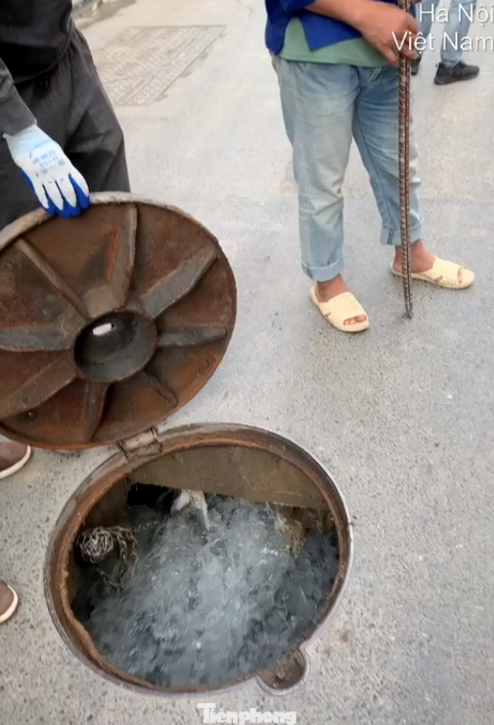 Nước theo đường ống từ hầm bơm chảy ra hệ thống thoát nước chung của thành phố.