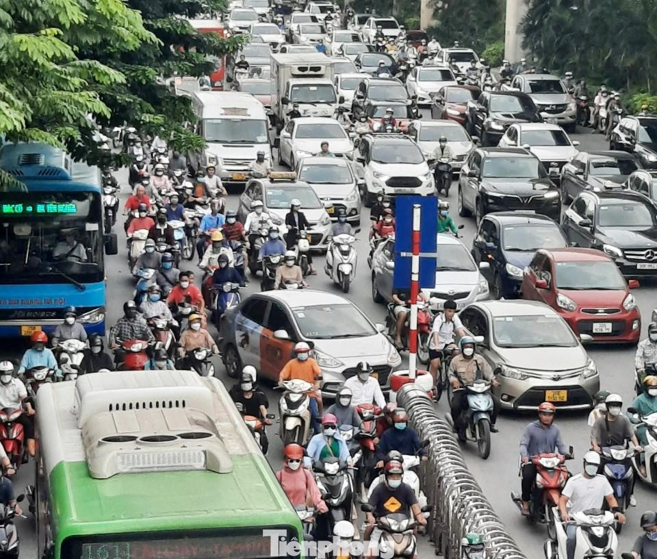 Giao thông đông đúc trên đường Nguyễn Trãi tại đoạn được tổ chức phân làn trong giờ cao điểm. Ảnh: Anh Trọng