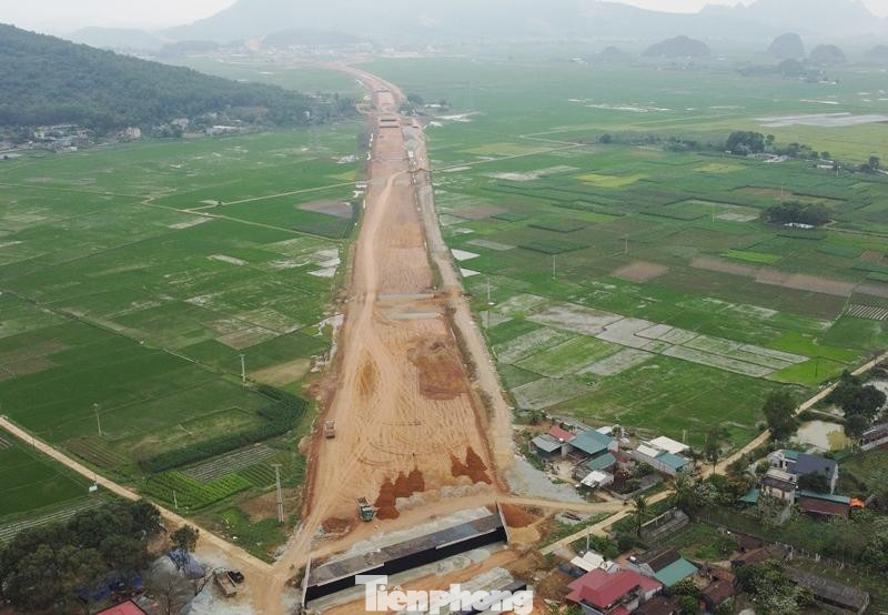 Đường cao tốc chạy vào hầm Thung Thi ở hai đầu cũng đang được khẩn trương thi công cho kịp thời gian thông hầm. Đường cao tốc chạy vào hầm Thung Thi ở hai đầu cũng đang được khẩn trương thi công cho kịp thời gian thông hầm.