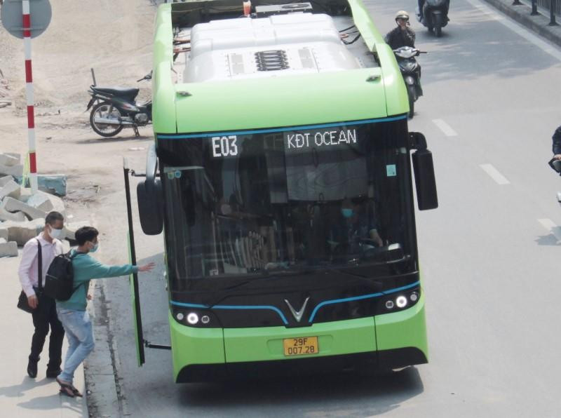 Xe buýt điện hoạt động trên đường phố Hà Nội. Ảnh: Anh Trọng Xe buýt điện hoạt động trên đường phố Hà Nội. Ảnh: Anh Trọng