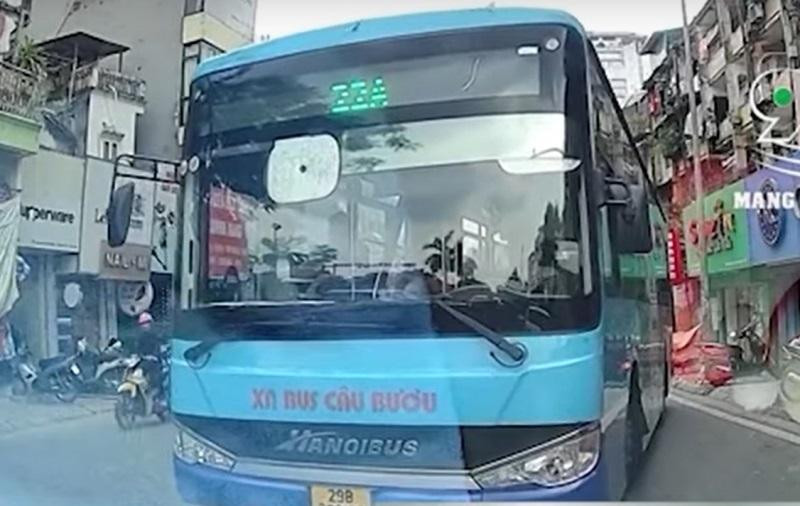 Xe buýt tuyến 22A tại thời điểm tài xế vi phạm.