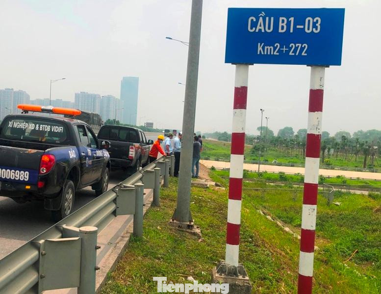 Sau sự việc cao tốc Hà Nội – Hải Phòng chiều về Hà Nội bị tắc hàng km diễn ra nhiều giờ trong chiều 24/4, sáng nay 25/4, đại diện Tổng Công ty Phát triển hạ tầng và Đầu tư tài chính Việt Nam - VIDIFI (Nhà đầu tư) cùng với các đơn vị có chức năng đã đến hiện trường tại Km2+272 kiểm tra, đưa ra các giải pháp khắc phục.