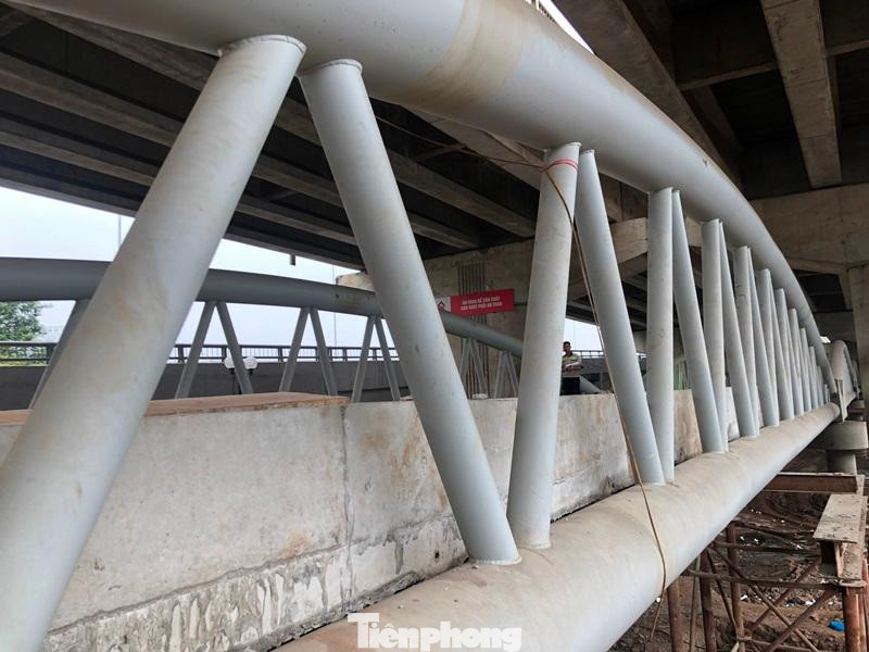 Bờ vòm cầu sắt vượt hồ Linh Đàm.