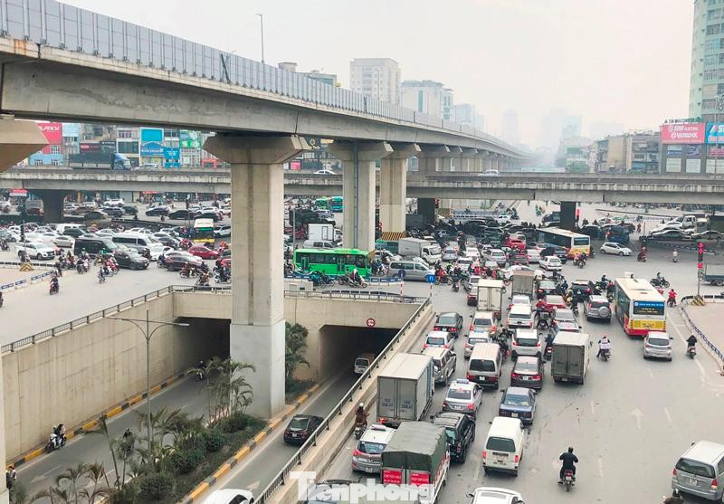 Để cải thiện tình hình giao thông trên đường Nguyễn Trãi, giảm xung đột, va chạm và phát huy hạ tầng được đầu tư đồng bộ, Sở GTVT đề xuất UBND thành phố Hà Nội từ ngày 15/7 đến 30/7 cho thực hiện thí điểm tách dòng phương tiện ô tô, xe máy đi làn riêng. Đoạn thực hiện đầu tiên là từ Ngã Tư Sở đến nút giao hầm Thanh Xuân dài 2,1km.