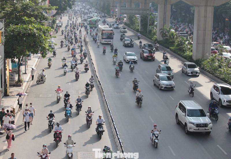 Tuy nhiên, nhiều xe máy vẫn đi lộn xộn, không theo làn, dòng được tách.