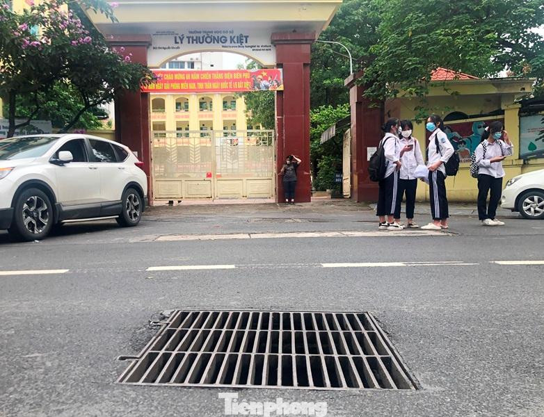 Miệng hố ga thu nước chính của hầm chứa nước ngập được đặt trước cổng trường THCS Lý Thường Kiệt, đây cũng là khu vực trũng - ngập nặng nhất của tuyến phố này.