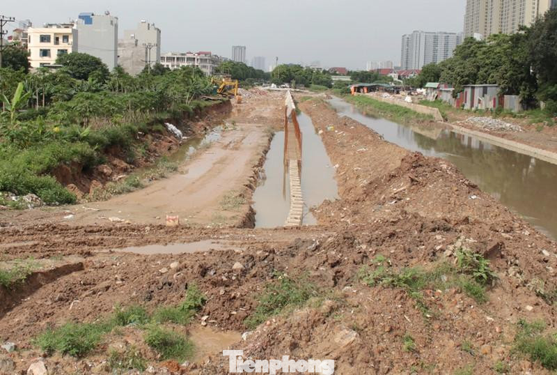 Kênh dẫn nước La Khê là một trong những hạng mục quan trọng để dự án, trong đó có trạm bơm Yên Nghĩa phát huy hiệu quả đầu tư, tuy nhiên trạm bơm đã thi công xong 2 năm nhưng kênh dẫn vẫn thi công ngổn ngang. Đây là nguyên nhân khiến nước sông Nhuệ dâng cao gây ngập Đại lộ Thăng Long và các khu dân cư lân cận, còn trạm bơm tiêu úng Yên Nghĩa lại không có nước hoạt động,