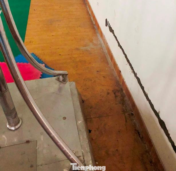 Có mặt tại đây trong 2 ngày cuối tuần vừa qua, PV Tiền Phong ghi nhận, các đơn vị đang sửa chữa những khu vực hư hỏng bên trong nhà thi đấu chính. Có mặt tại đây trong 2 ngày cuối tuần vừa qua, PV Tiền Phong ghi nhận, các đơn vị đang sửa chữa những khu vực hư hỏng bên trong nhà thi đấu chính.