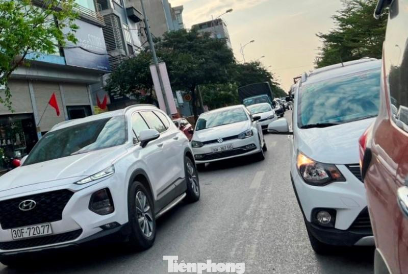 Trên các tuyến đường thuộc cửa ngõ như Nguyễn Trãi - Trần Phú - Quang Trung (Hà Đông), Trần Duy Hưng, Xuân Thủy - Cầu Giấy, Hoàng Quốc Việt, Nguyễn Văn Cừ, Giải Phóng - Ngọc Hồi... hiện tượng ùn tắc cũng xảy ra. Trên các tuyến đường thuộc cửa ngõ như Nguyễn Trãi - Trần Phú - Quang Trung (Hà Đông), Trần Duy Hưng, Xuân Thủy - Cầu Giấy, Hoàng Quốc Việt, Nguyễn Văn Cừ, Giải Phóng - Ngọc Hồi... hiện tượng ùn tắc cũng xảy ra.