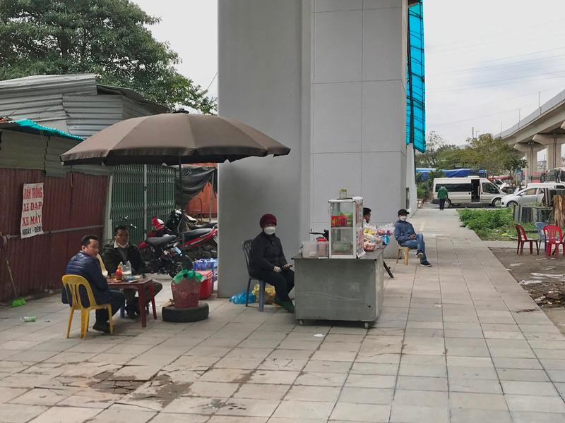 Ngoài bãi trông xe, tại một số sàn tầng 1 ga, trong đó có ga Văn Khê, còn bị chiếm dụng để mở quán nước. Ngoài bãi trông xe, tại một số sàn tầng 1 ga, trong đó có ga Văn Khê, còn bị chiếm dụng để mở quán nước.