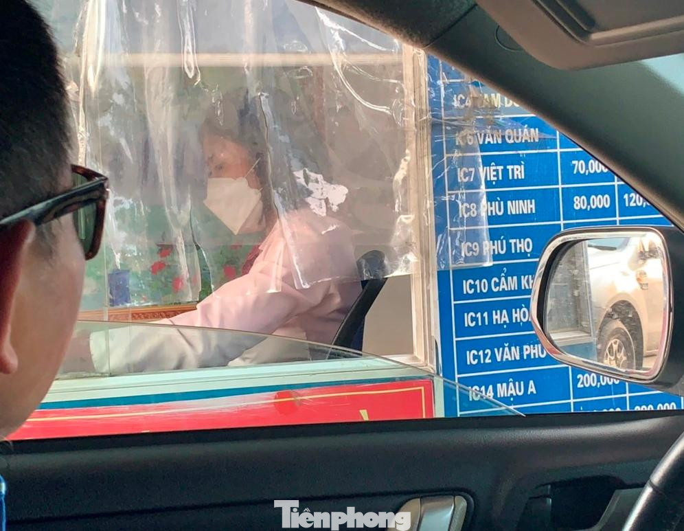 Ngoài lượng phương tiện đông, do trạm thu phí cao tốc Nội Bài - Lài Cai chưa áp dụng thu phí không dừng nên một lượng lớn phương tiện phải dừng lại trả tiền mặt cũng là nguyên nhân gây ùn tắc.