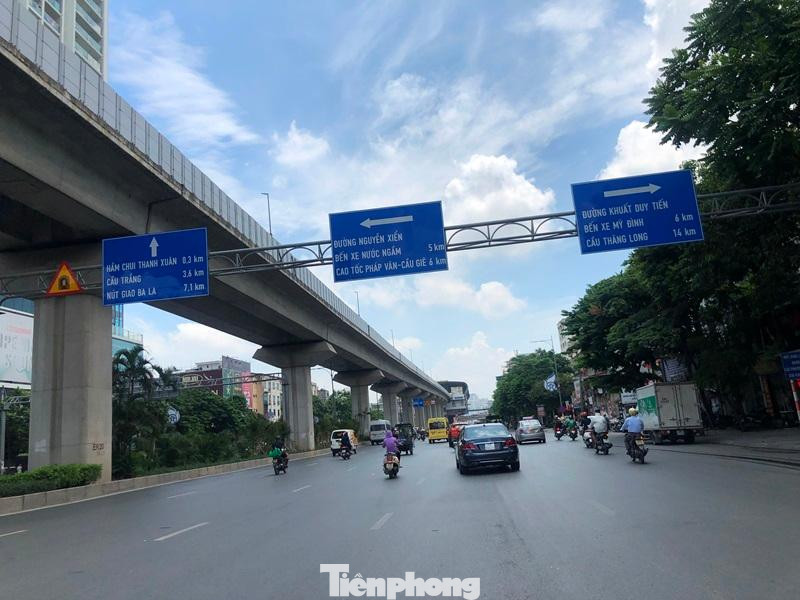 Để thực hiện việc trên, Sở GTVT sẽ dùng dải phân cách cứng tách riêng 2 làn xe ô tô; 2 làn xe hỗn hợp, làn xe buýt, làn xe máy, xe thô sơ...