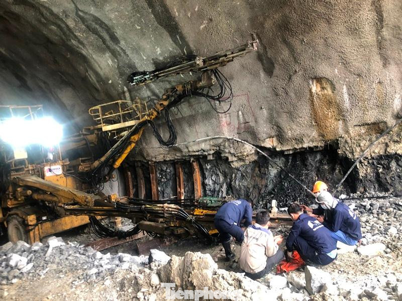 Máy đào hầm khoan, cắt mở rộng thêm hoặc hoàn thiện lòng hầm Máy đào hầm khoan, cắt mở rộng thêm hoặc hoàn thiện lòng hầm