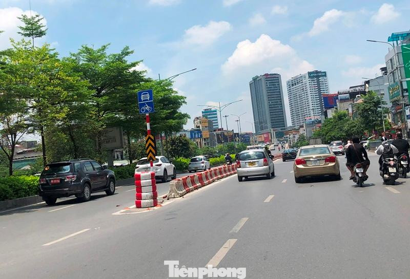 Hai làn xe ô tô sẽ được ngăn cách với làn xe hỗn hợp bằng dải phân cách cứng cưỡng bức.