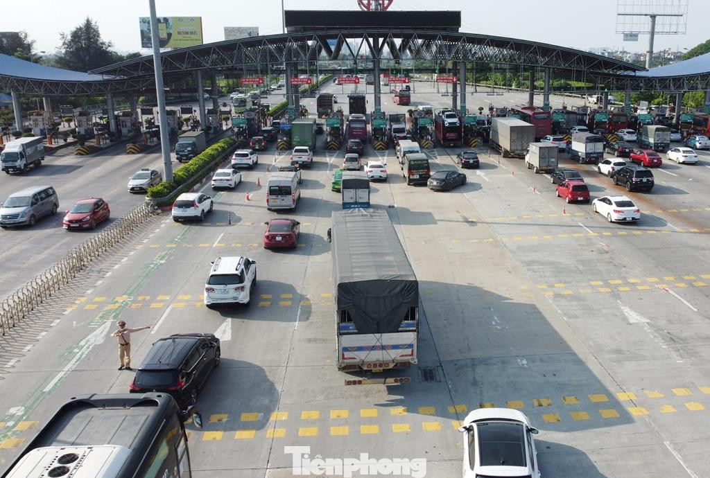 Tại trạm thu phí Thường Tín trên tuyến cao tốc Pháp Vân - Ninh Bình, CSGT luôn túc trực để điều tiết giao thông. Đại diện Đội tuần tra kiểm soát giao thông đường bộ cao tốc số 3, Phòng hướng dẫn tuần tra kiểm soát giao thông đường bộ, Cục CSGT cho biết, CSGT sẵn sàng yêu cầu xả trạm nếu ùn tắc tại đây kéo dài hơn 700 mét. Tại trạm thu phí Thường Tín trên tuyến cao tốc Pháp Vân - Ninh Bình, CSGT luôn túc trực để điều tiết giao thông. Đại diện Đội tuần tra kiểm soát giao thông đường bộ cao tốc số 3, Phòng hướng dẫn tuần tra kiểm soát giao thông đường bộ, Cục CSGT cho biết, CSGT sẵn sàng yêu cầu xả trạm nếu ùn tắc tại đây kéo dài hơn 700 mét.