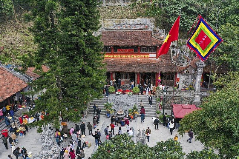 Cùng với đền thờ Quốc Mẫu, Tây Thiên còn có nhiều đền, miếu thờ các vị Mẫu thần linh khác, như: Mẫu Thượng Thiên, Mẫu Thượng Thoải, Mẫu Thượng Ðịa và Mẫu Thượng Ngàn.