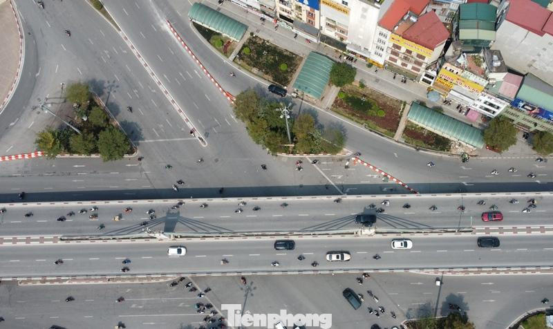 Mặc dù có cầu vượt nhưng thời gian qua, nút giao thông Ngã Tư Sở vẫn được biết đến là một trong những nút ùn tắc nhất Hà Nội, nhưng những ngày qua giờ cao điểm sáng, trưa, chiều chỉ lác đác xe qua lại. Mặc dù có cầu vượt nhưng thời gian qua, nút giao thông Ngã Tư Sở vẫn được biết đến là một trong những nút ùn tắc nhất Hà Nội, nhưng những ngày qua giờ cao điểm sáng, trưa, chiều chỉ lác đác xe qua lại.