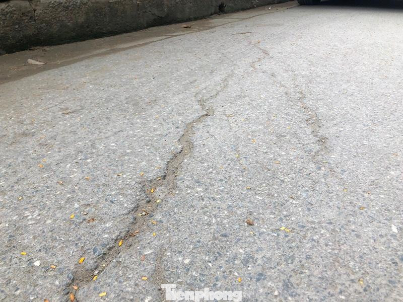 Ngoài công trường thi công giếng kỹ thuật trước số 411, tại công trường nhiều giếng kỹ thuật khác trên phố Vũ Tông Phan, Phóng viên ghi nhận mặt đường cũng đang có hiện tượng nứt, lún.