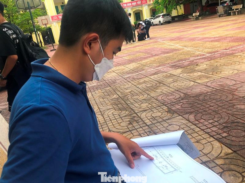 Trao đổi với PV Tiền Phong, ông Khổng Đình Hoan, đại diện Xí nghiệp số 4, Cty Thoát nước Hà Nội cho biết, mỗi khi vận hành, duy tu, bảo dưỡng hầm và máy móc, công nhân kỹ thuật phải lấy sơ đồ ra để xác định các vị trí nằm âm trong hầm hoặc dưới nước.