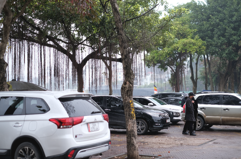 Có mặt tại điểm trông giữ xe tại chùa Trấn Quốc trong mấy ngày qua, phóng viên chứng kiến, người đi xe máy phải trả 10.000 đồng/lượt, 50.000 đồng/lượt ô tô. Ông Thanh Lâm (trú tại quận Đống Đa) chia sẻ: “Năm nào cũng vậy, cứ đến thời điểm này là các nơi trông giữ xe xung quanh đền, chùa đều tăng giá. Nhiều lần tôi cũng thắc mắc, nhưng khi thấy những người trông giữ thể hiện thái độ dữ dằn thì ngậm ngùi trả tiền. Đầu xuân năm mới, không ai muốn gặp rắc rối”.