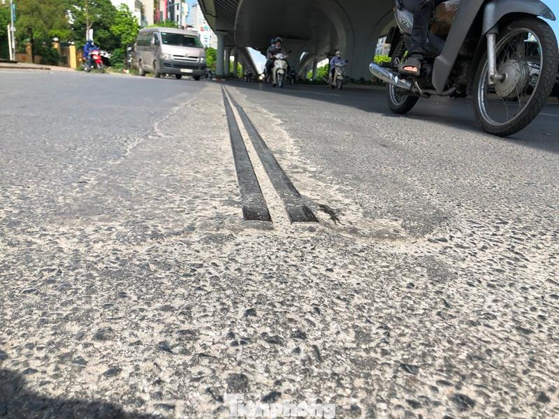 Đường Trường Chinh từng là công trường dự án đường Vành đai 2 trên cao nhưng sau hoàn trả đoạn qua cầu sông Lừ vẫn còn nguyên cây sắt thi công nhô lên mặt đường.