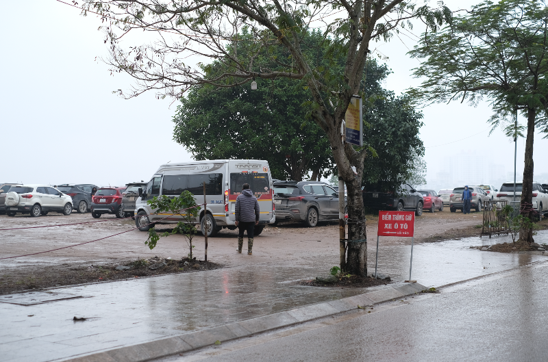 Có bảng giá niêm yết rõ ràng tại bãi xe ở Hồ Tây (được quận Tây Hồ cấp phép), nhưng nhân viên tại đây vẫn thu 30.000 đồng/lượt ô tô của người gửi xe (giá quy định là 25.000 đồng). Trong ảnh: Các điểm trông xe tự phát trên đường vào phủ Tây Hồ thu của khách 50.000 đồng (gấp đôi giá quy định).