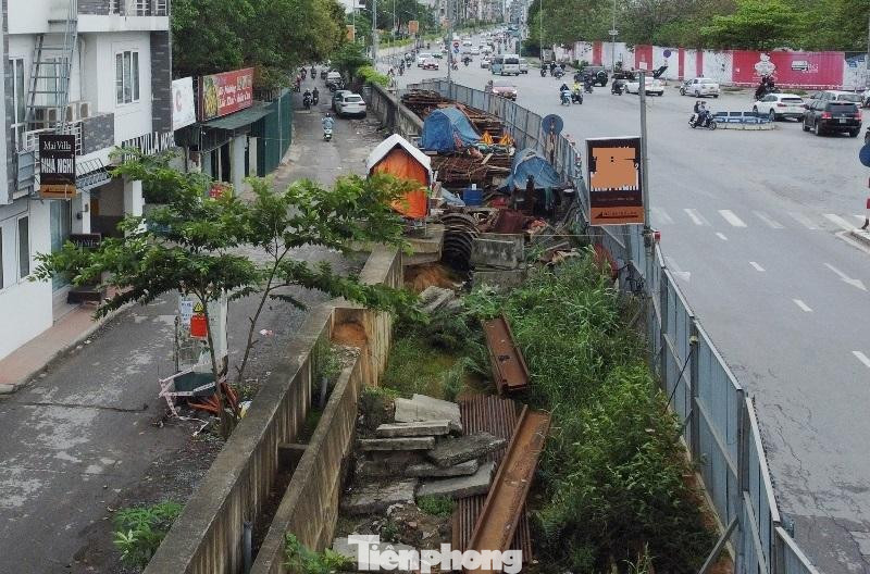 Từ thực tế đường Âu Cơ đoạn từ đường Thanh Niên đến Nghi Tàm đã được mở rộng lên 6 làn xe (ảnh trên), nhưng đoạn từ Nghi Tàm đến cầu Nhật Tân chỉ hơn 2 làn, lại bị công trường thi công lấn chiếm nhiều năm qua nên thường xuyên gây ùn tắc, công trường thi công ngổn ngang… rất mất mỹ quan, vệ sinh môi trường.