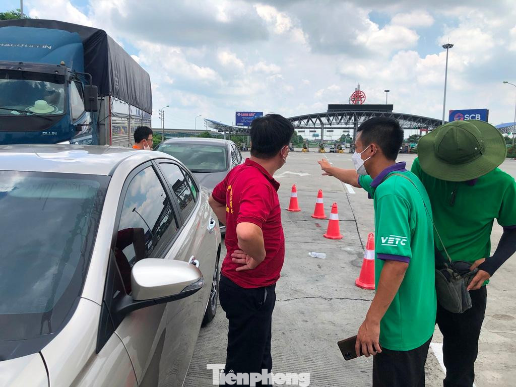Cùng với đó, nhiều xe trong ngày 1/8 đi qua nhiều trạm thu phí trên cao tốc khi chủ xe vào dán thẻ đã phát hiện, mặc dù bản thân chưa hề đi dán thẻ nhưng trên hệ thống thu phí đã có người đăng ký sử dụng dịch ETC cho xe mình. Nhiều chủ xe tỏ ra bức xúc và đã đề nghị lực lượng làm nhiệm vụ tại các trạm thu phí làm rõ sự việc trên.