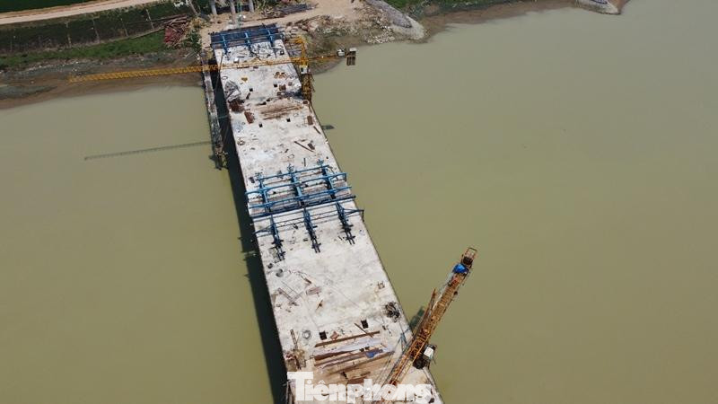 Cầu vượt sông Chu đang có tên đơn vị thi công đặt để định vị trên công trường là cầu Đọ. Cầu có chiều dài 1,7 km; rộng mặt cắt ngang 23 mét, tương đương mỗi chiều đường 3 làn xe (tổng 6 làn xe, rộng hơn cả mặt cắt ngang đường cao tốc Bắc Nam qua Thanh Hóa ở giai đoạn phân kỳ đầu tư đầu tiên mỗi bên 2 làn xe). Cầu vượt sông Chu đang có tên đơn vị thi công đặt để định vị trên công trường là cầu Đọ. Cầu có chiều dài 1,7 km; rộng mặt cắt ngang 23 mét, tương đương mỗi chiều đường 3 làn xe (tổng 6 làn xe, rộng hơn cả mặt cắt ngang đường cao tốc Bắc Nam qua Thanh Hóa ở giai đoạn phân kỳ đầu tư đầu tiên mỗi bên 2 làn xe).