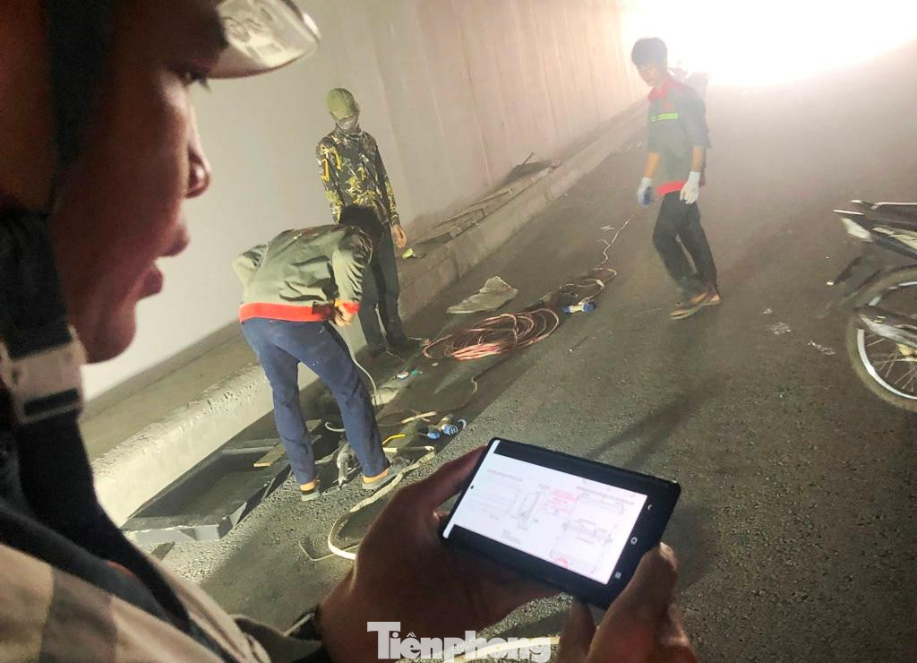 Để giám sát, theo dõi nhà thầu thi công thường xuyên trong hầm đang thiếu ánh sáng, tại dự án chiều 28/9 Chỉ huy trưởng công trình hầm chui Lê Văn Lương Trần Đức Quỳnh (trong ảnh) đã phải dùng bản đồ số để làm việc. Để giám sát, theo dõi nhà thầu thi công thường xuyên trong hầm đang thiếu ánh sáng, tại dự án chiều 28/9 Chỉ huy trưởng công trình hầm chui Lê Văn Lương Trần Đức Quỳnh (trong ảnh) đã phải dùng bản đồ số để làm việc.