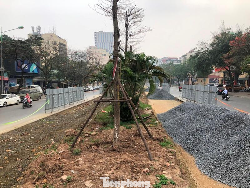 Với đoạn đường Hoàng Quốc Việt từ cầu vượt Nguyễn Văn Huyên đi Vành đai 3 dài khoảng 1,5 km đang vẫn quây rào xén dải phân cách, đổ vật liệu để lu lèn mặt bằng.