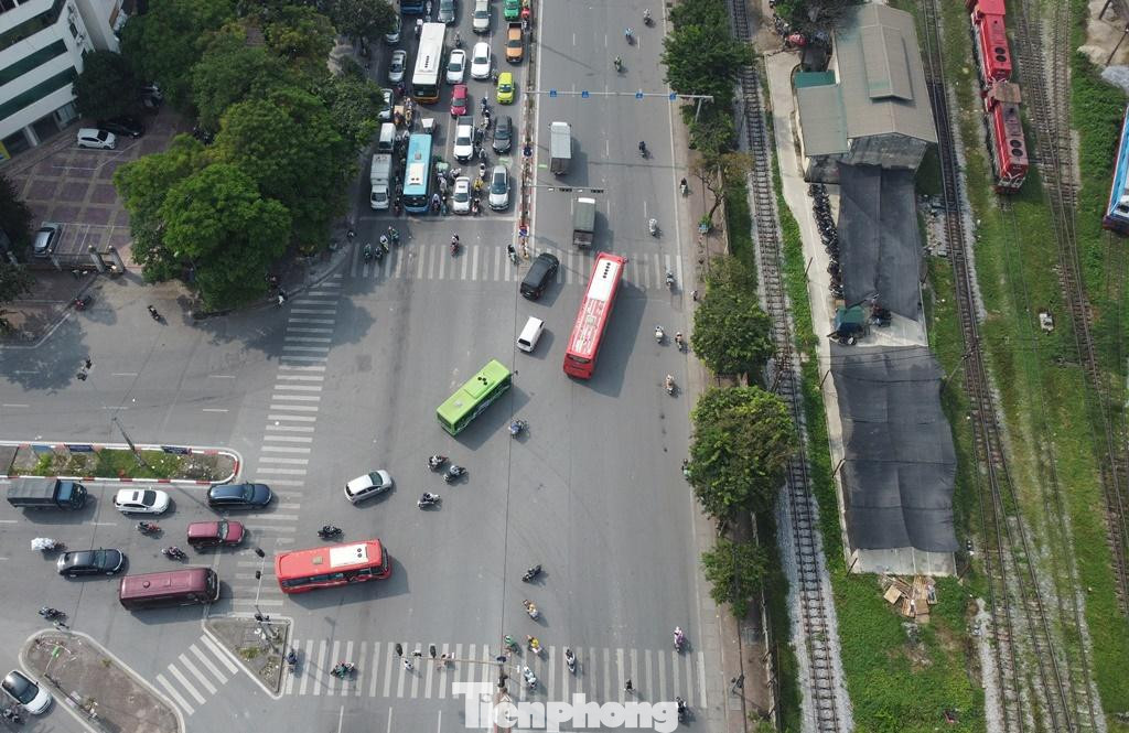 Ngoài ra nút giao cũng đang là khu vực quay đầu của tất cả xe khách xuất phát từ bến xe Giáp Bát đi các tỉnh phía Nam. Ngoài ra nút giao cũng đang là khu vực quay đầu của tất cả xe khách xuất phát từ bến xe Giáp Bát đi các tỉnh phía Nam.