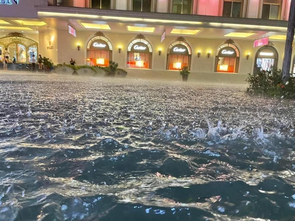 Mưa ngập sâu trên phố Tràng Tiền. Mưa ngập sâu trên phố Tràng Tiền.