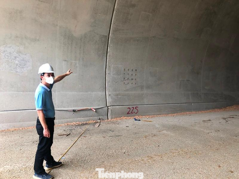 Ông Đỗ Mạnh Hà, Ban Quản lý dự án Thăng Long, Bộ GTVT – phụ trách quản lý dự án tại gói thầu số 10XL (ảnh) cho biết, sau khi khoan núi xong, hầm Tam Điệp được hình thành từ việc lắp ghép các đốt hầm đúc từ bên ngoài. Việc này vừa giúp thi công nhanh, nhân công máy móc được huy động đến công trường không phải “nằm” chờ đợi. Ông Đỗ Mạnh Hà, Ban Quản lý dự án Thăng Long, Bộ GTVT – phụ trách quản lý dự án tại gói thầu số 10XL (ảnh) cho biết, sau khi khoan núi xong, hầm Tam Điệp được hình thành từ việc lắp ghép các đốt hầm đúc từ bên ngoài. Việc này vừa giúp thi công nhanh, nhân công máy móc được huy động đến công trường không phải “nằm” chờ đợi.