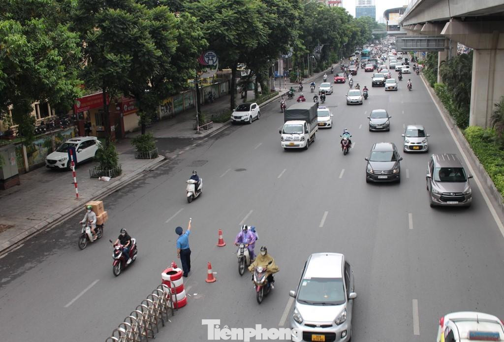 Để tách dòng được ô tô, xe máy, tại các nút giao lớn, Sở GTVT Hà Nội sử dụng các dải phân cách mềm để phân làn. Trong ngày đầu thực hiện, có hàng chục Thanh tra giao thông đứng ở đầu các dải phân cách vừa được dựng để hướng dẫn, điều tiết xe đi lại theo làn riêng.