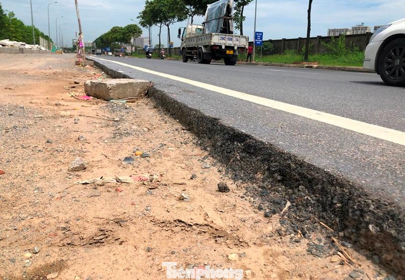 Hiện nhiều đoạn dự án đang tồn tại 2 lớp mặt đường chênh lệch nhau, tạo gờ cao từ 10 - 20cm và không có hàng rào, thiết bị cảnh báo. Về đêm tối rất nguy hiểm với phương tiện ô tô, xe máy đi qua đây, có rất nhiều vụ xe máy đã bị đổ, ngã ra đường va phải những gờ này.